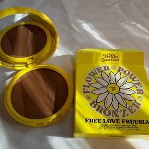 Trixie Cosmetics Duo-Tone Flower Power Bronzer - Yellow Compact
